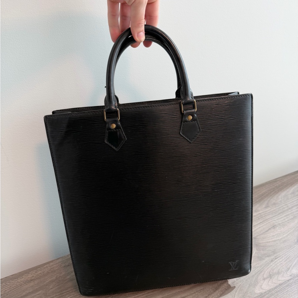 Louis Vuitton Black Epi sac plat